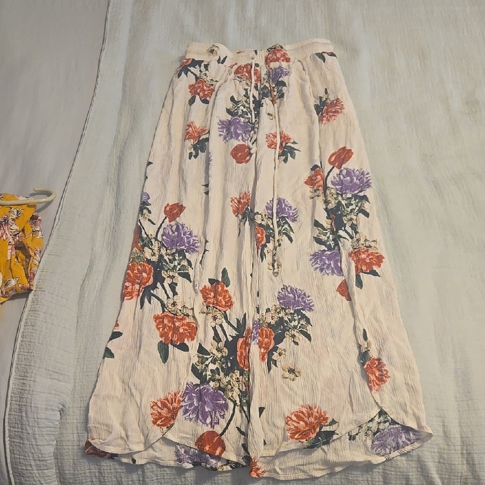 ILLA ILLA Cream and White Pants with Pleated A-Line Style